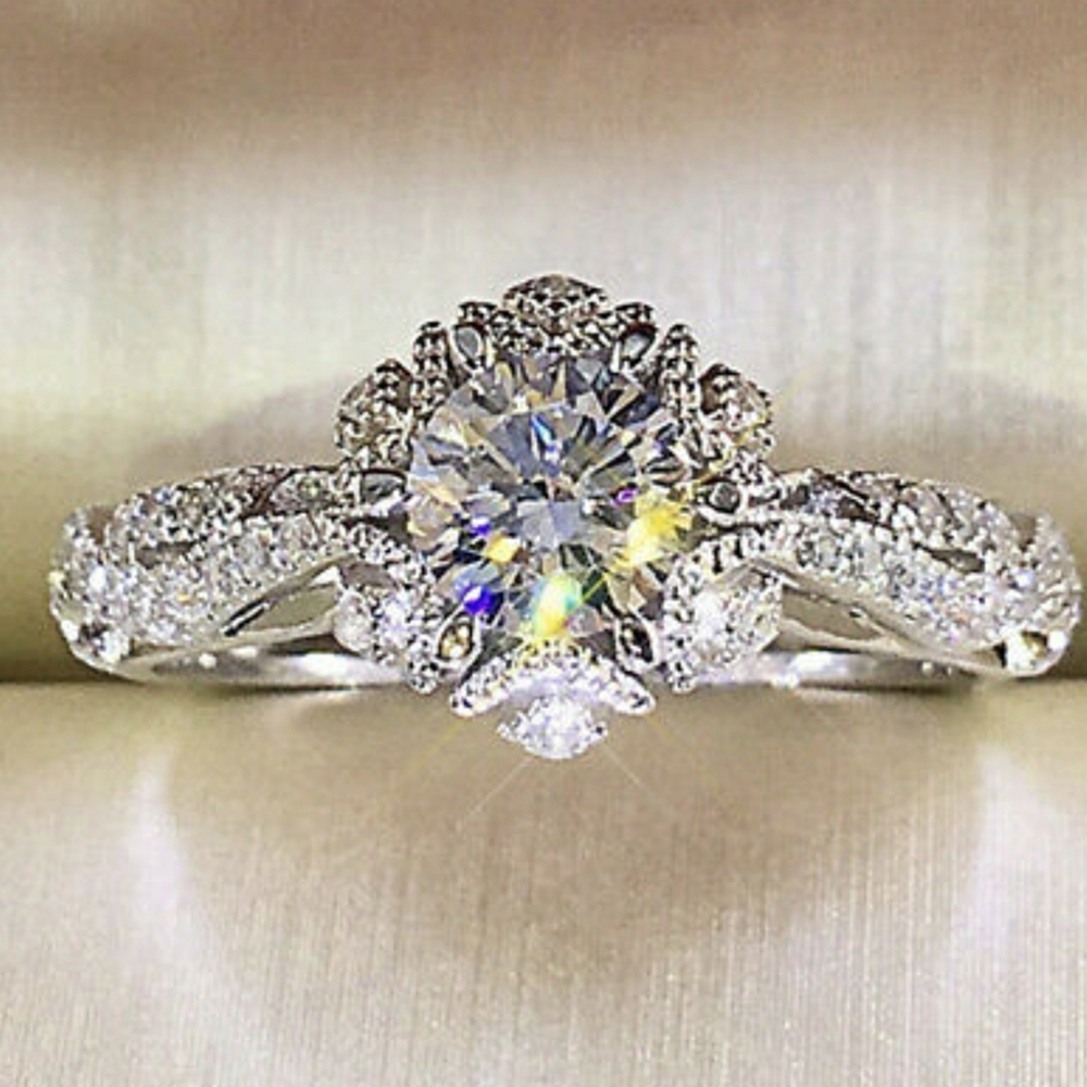 Stunning 925 Silver Round Cut White Sapphire